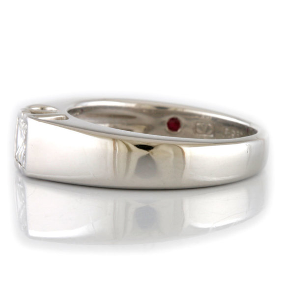 Valentino Platinum and Diamond Ring. - Picture 4 of 7